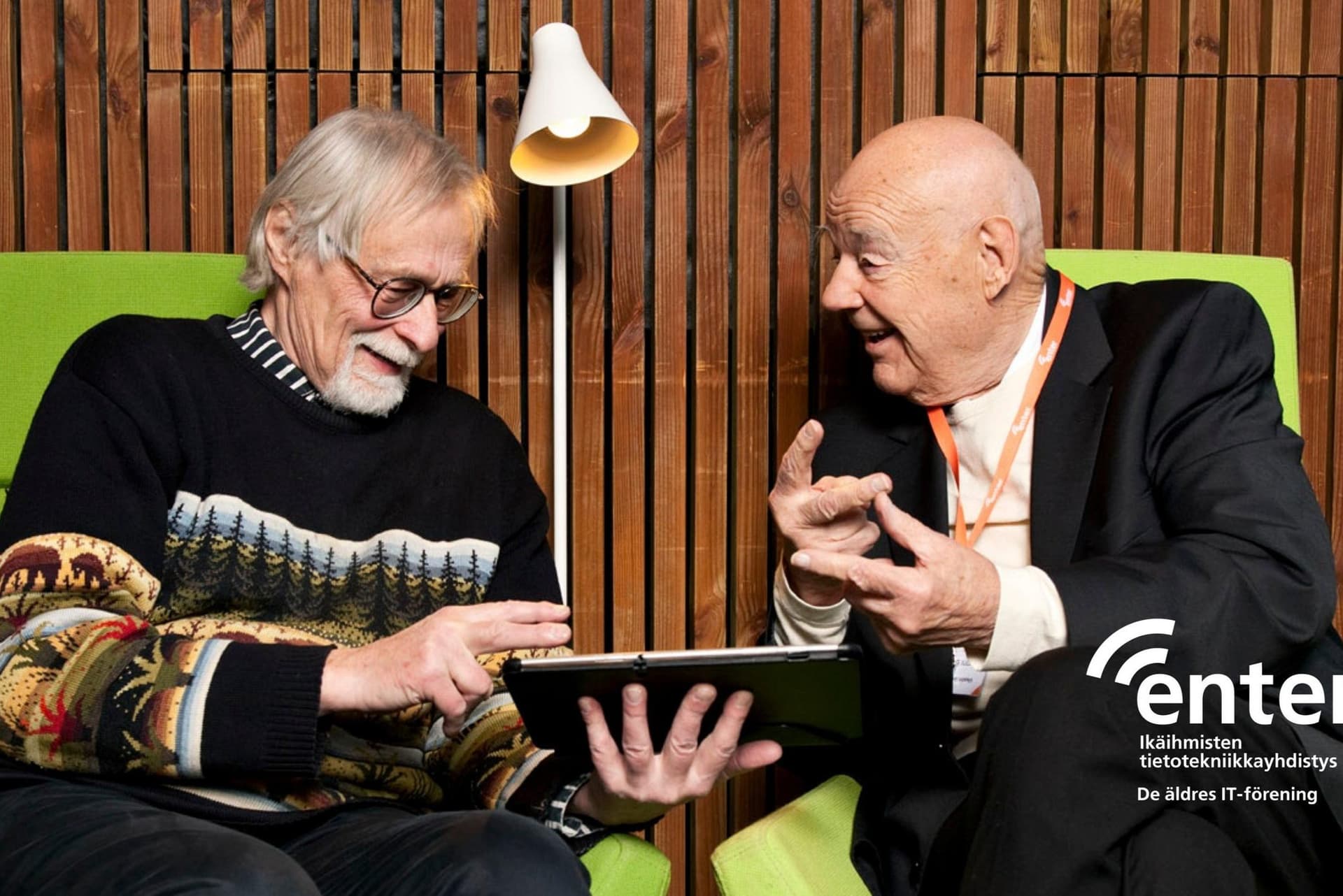 Enter ry:n jäsen antaa digitukea toiselle seniorille