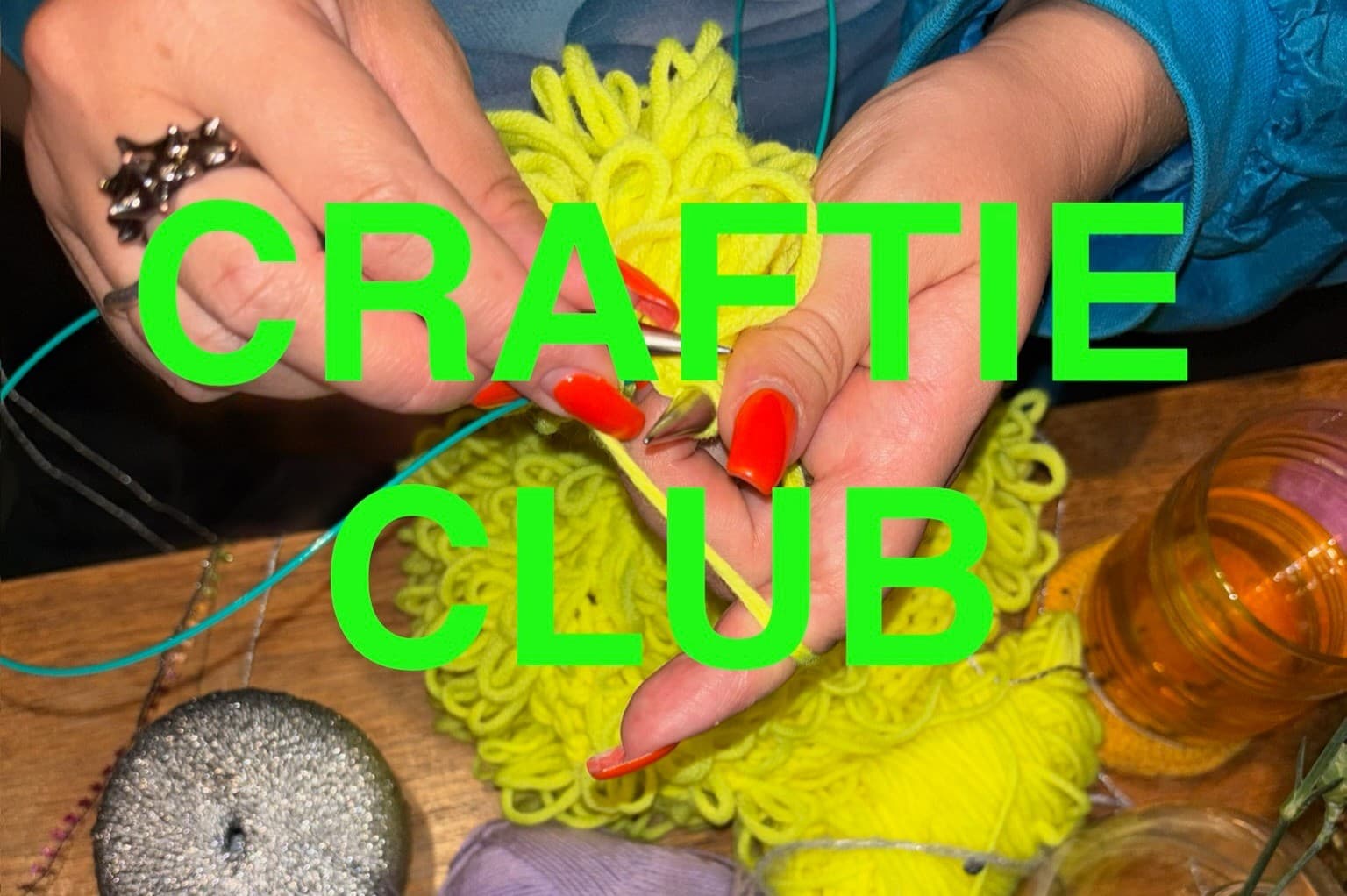 Craftie Club on rento ja yhteisöllinen käsityöklubi, jossa me käsitöiden rakastajat kokoonnutaan kaupungin sykkeeseen tekemään yhdessä käsitöitä.