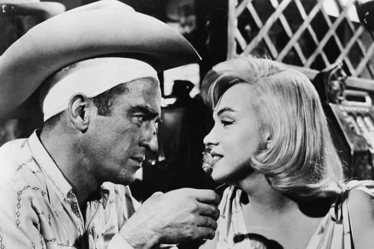 Montgomery Clift ja Marilyn Monroe elokuvassa Sopeutumattomat.