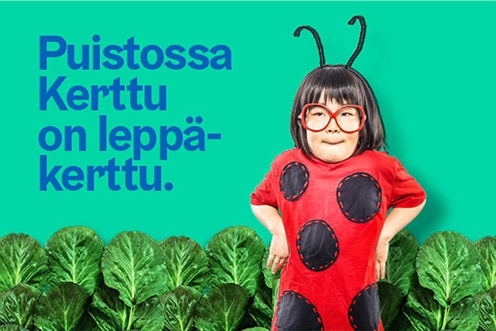 Pieni lapsi pukeutunut leppäkertuksi