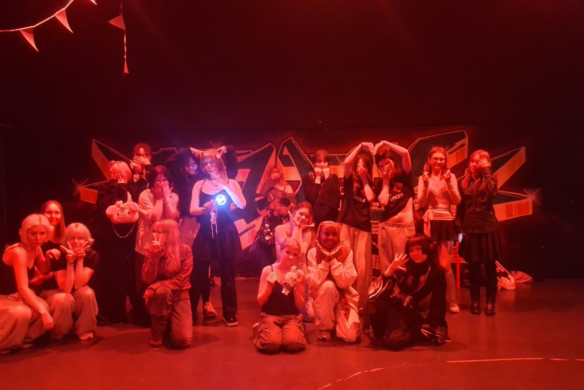 Kuvassa esiintyy nuoria tanssijoita hienon Random play dance tapahtuman jälkeen.