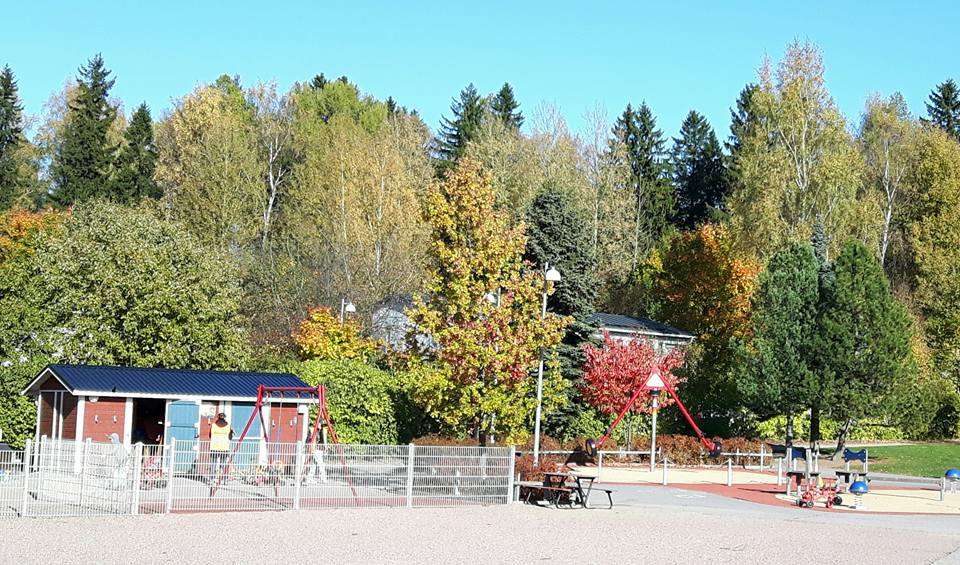 Torpparinmäen leikkipuiston pihaa