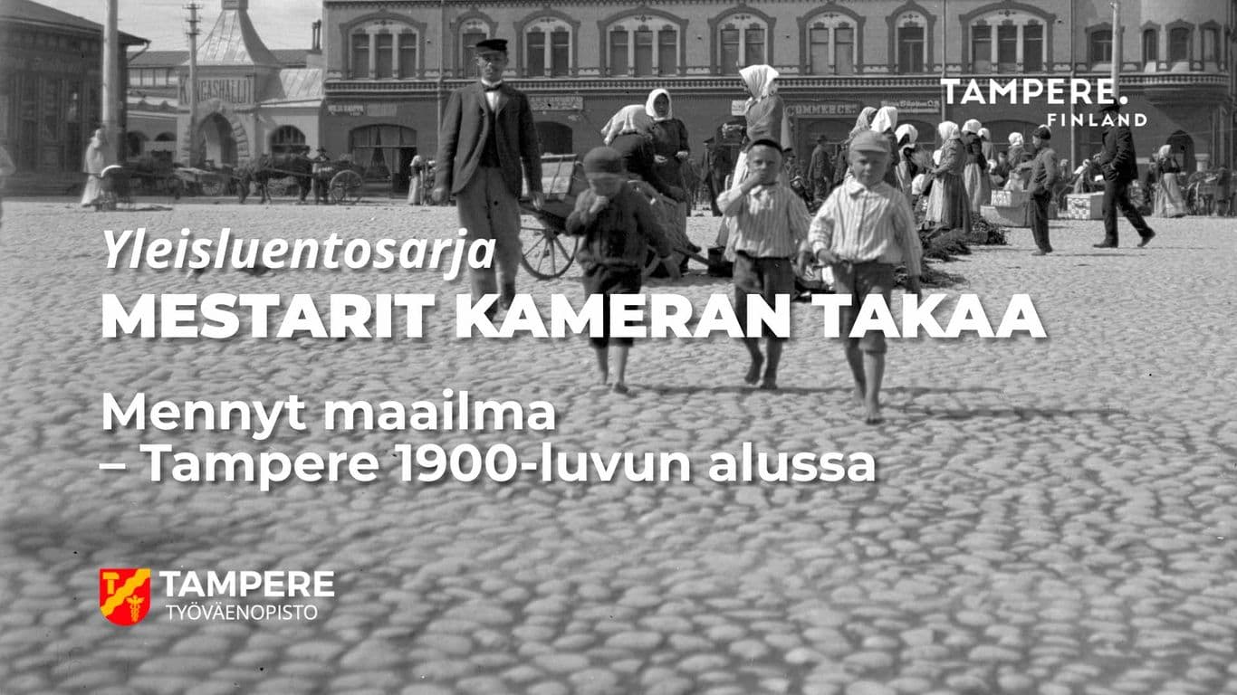 Torinäkymä vanhalta mukulakiviseltä torilta, jossa etualalla on kolme pientä poikaa polvihousuissa ja lippalakeissa, mies puku päällä ja taaempana huivipäisiä naisia.