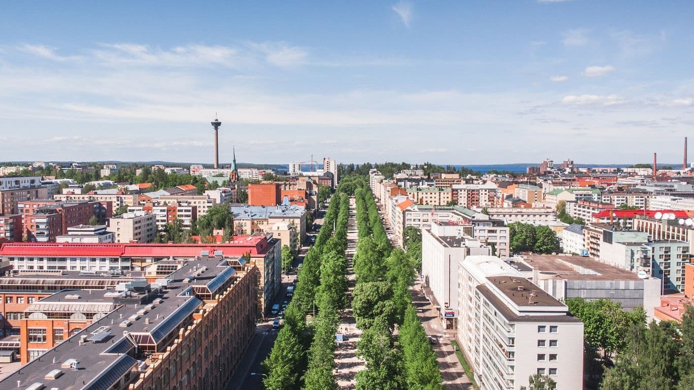 Ilmakuva Hämeenpuiston alueesta. Keskellä puistokäytävä, jota reunustavat puut. Puiston ympärillä kerrostaloja.