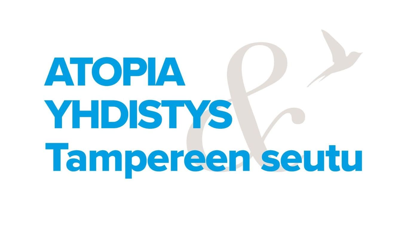 Pääsky lentää oikealle harmaalla, sinisellä Atopia yhdistys Tampereen seutu, valkoinenpohja