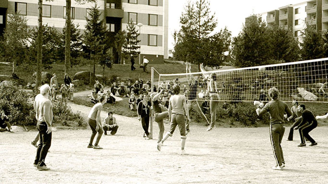 "lentopalloa pelataan ulkokentällä 1970-luvulla Hervannassa"