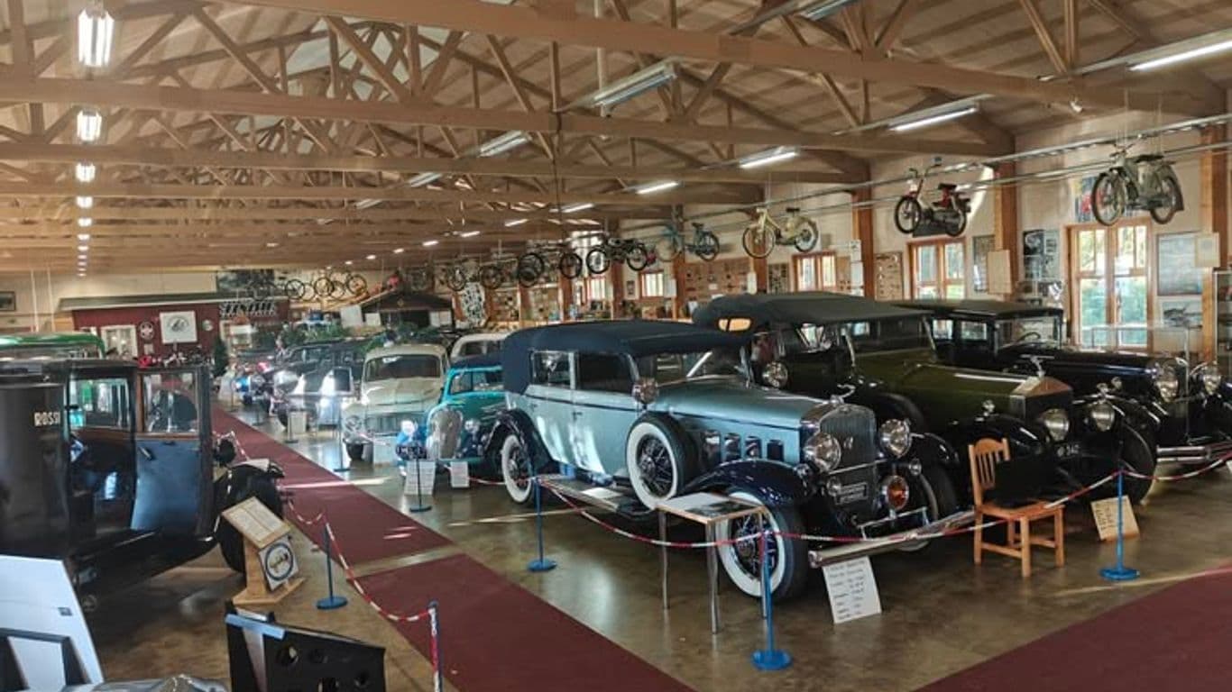 Kuva automuseon puolelta. Kuvassa vanhoja museoautoja