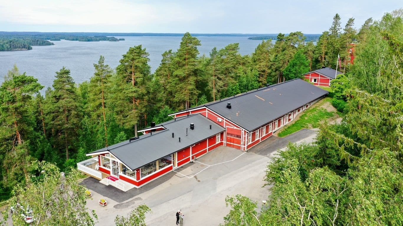 Kuvassa on Vehoniemen Automuseo järvi- ja harjumaisemassa