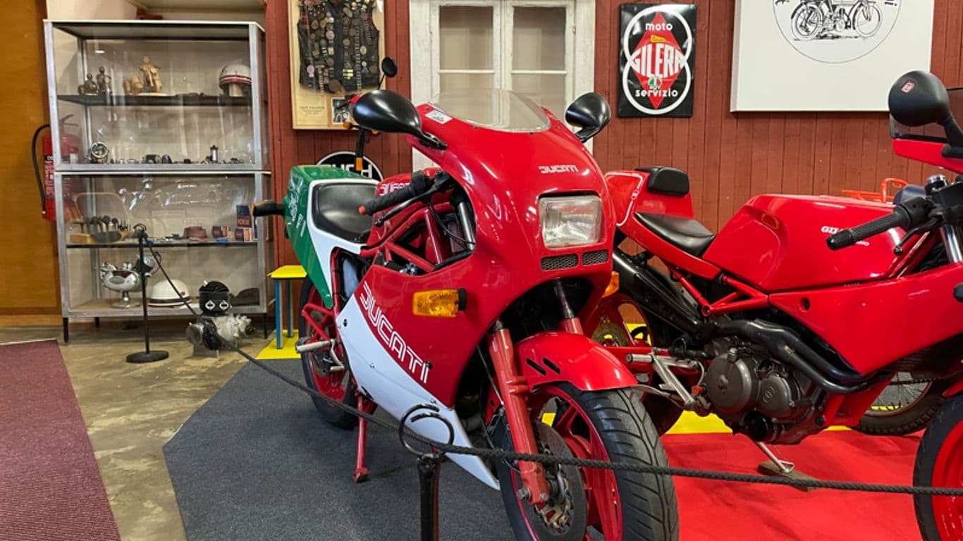 Kuvassa näkyy 80-luvun Ducati desmo 750 F1 moottoripyörä. pyörä on puna valko vihreä.