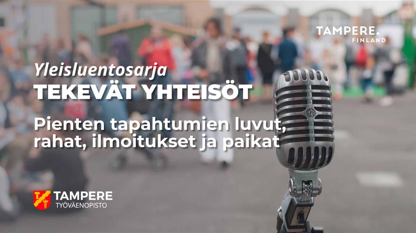 Etualla on vanhanaikainen mikrofoni ja taka-alalla ihmisiä kaupunkitapahtumassa.