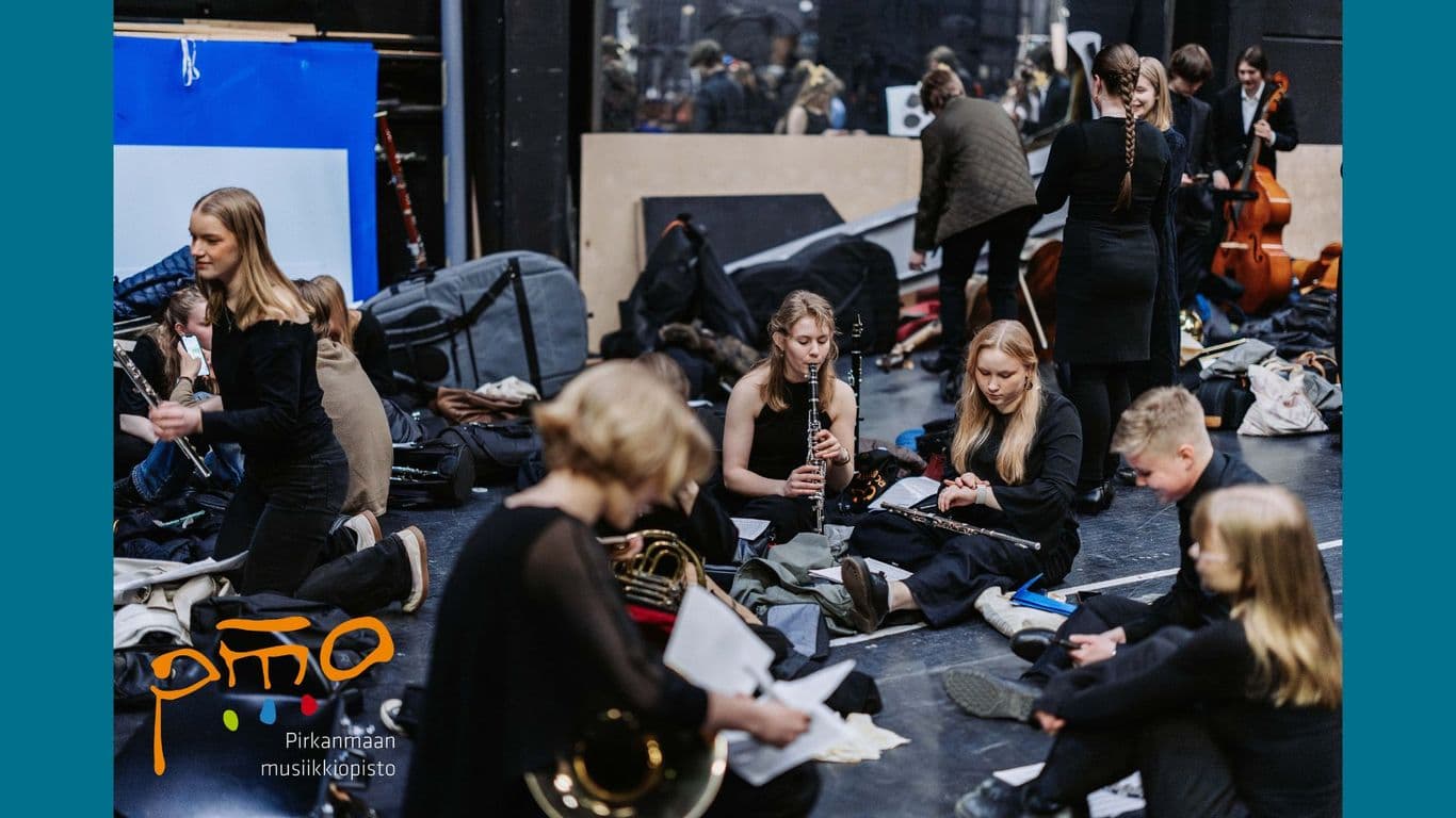 Nuoret soitto-oppilaat odottavat konsertin alkua soittimia virittäen.