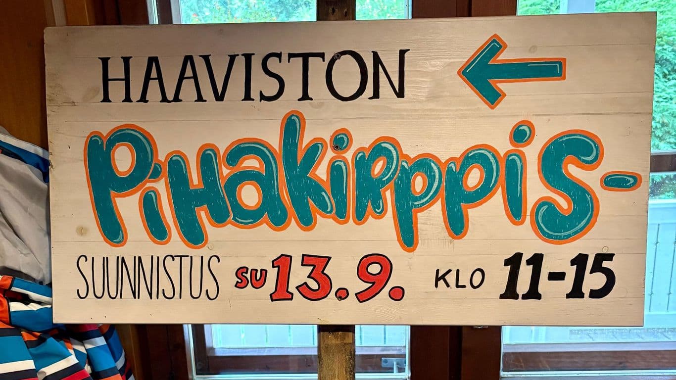 Kuva ulkokyltistä, jossa mainostetaan pihakirppistä.