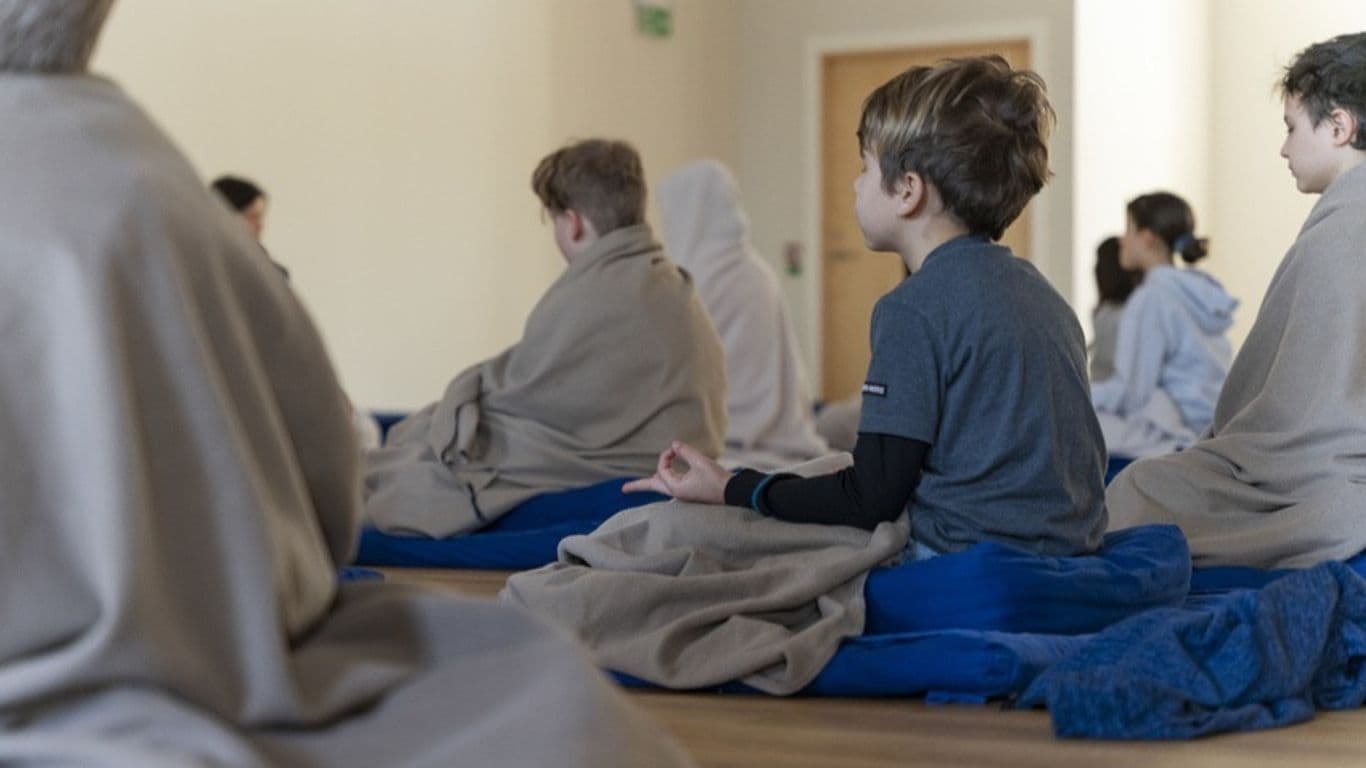 Kuva lasten meditaatiokurssilta