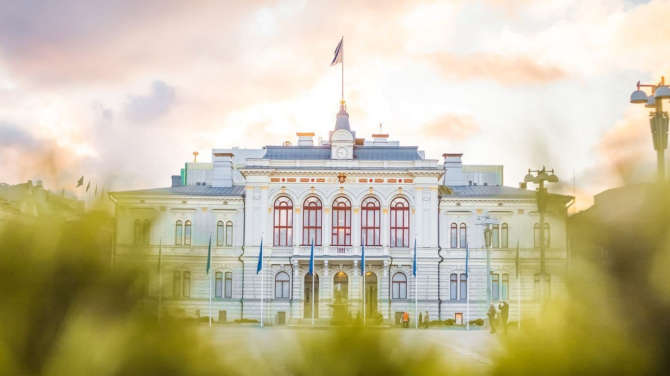 Raatihuoneen rakennus kuvattuna kohti pääovia.