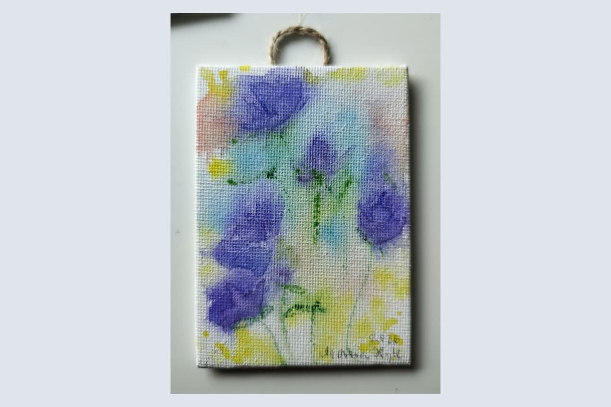 Maria Hylen vesivärimaalaus violeteista kukista.