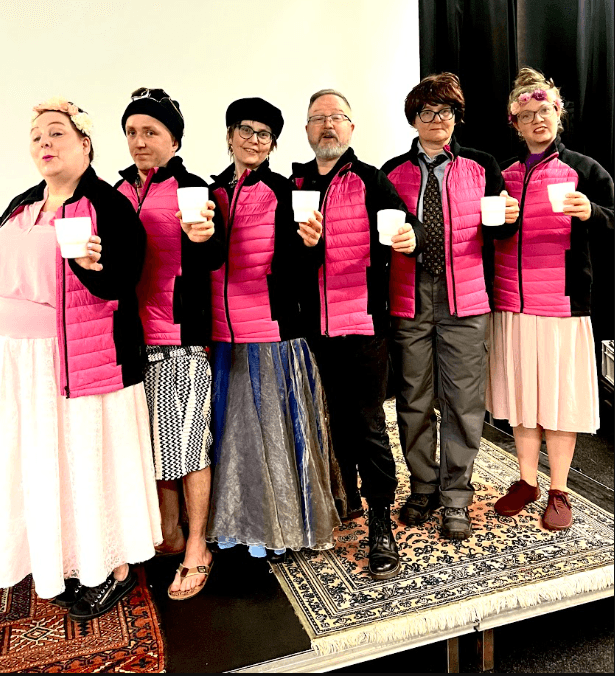 Kuvassa on kaffetta ja karaoke esityksen näyttelijät