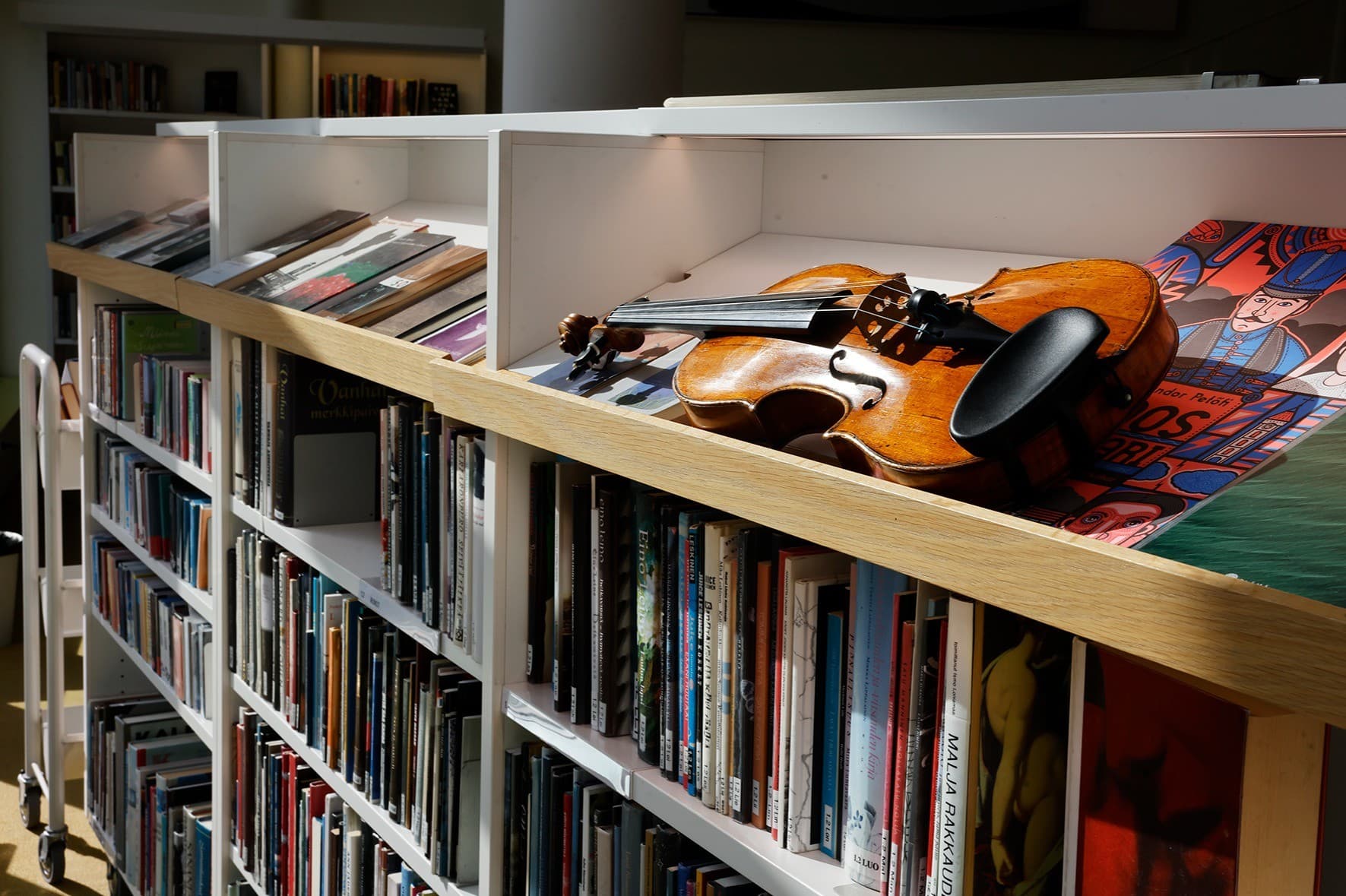 Violin i hyllan