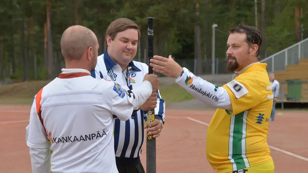 Lehdistö vs valtuusto pesäpallo-ottelu